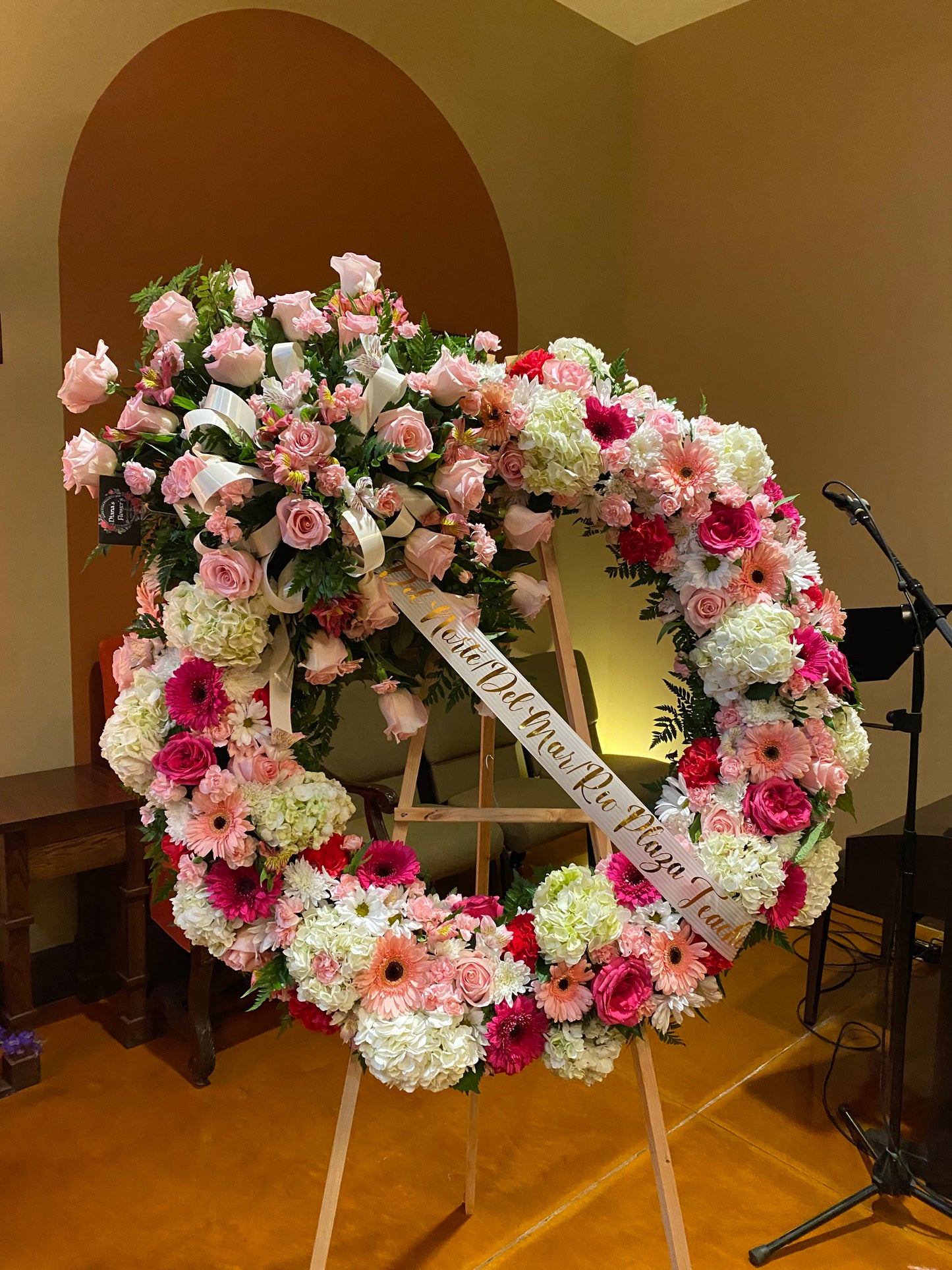 Corona de flores ruborizadas
