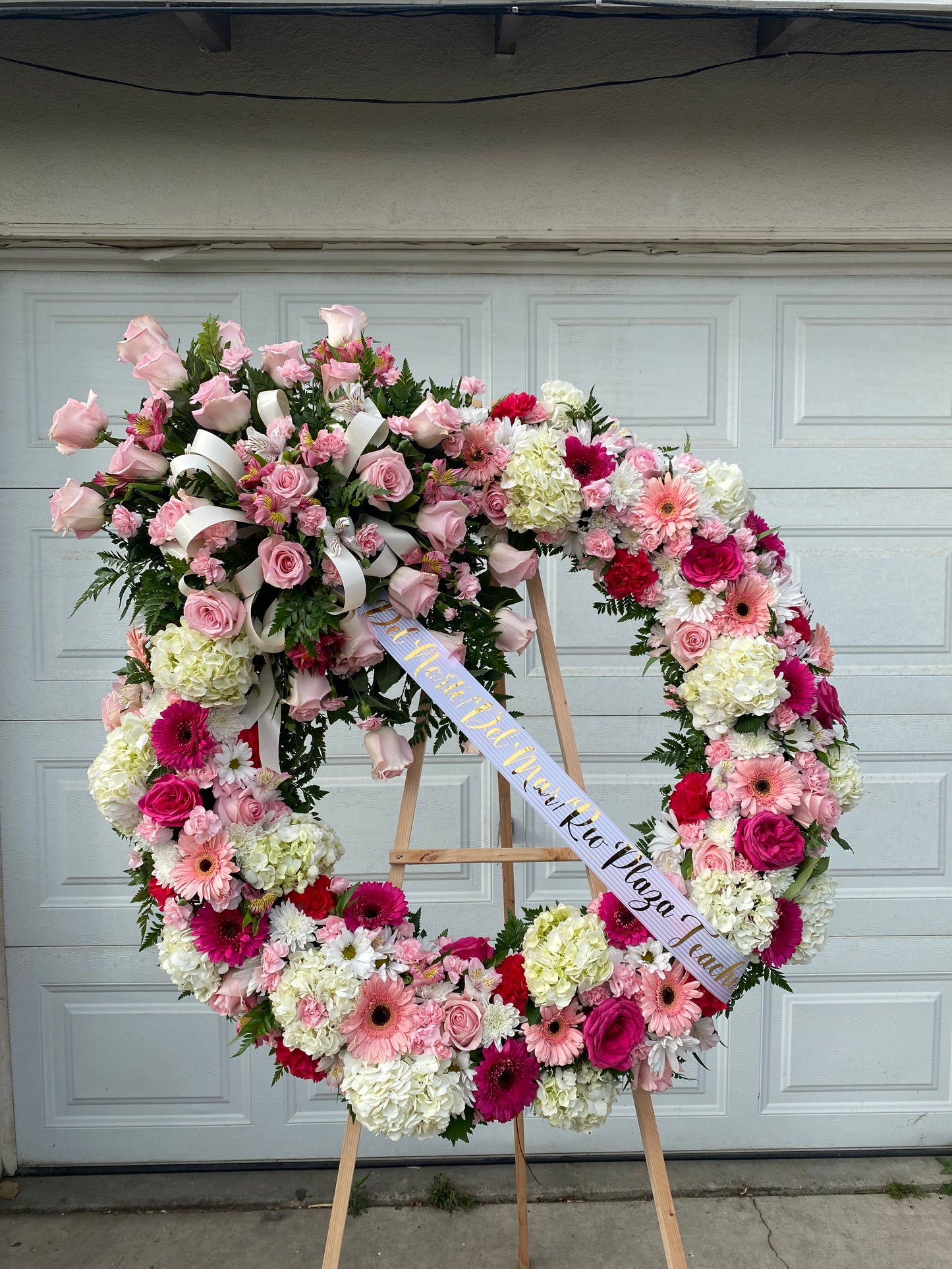 Corona de flores ruborizadas