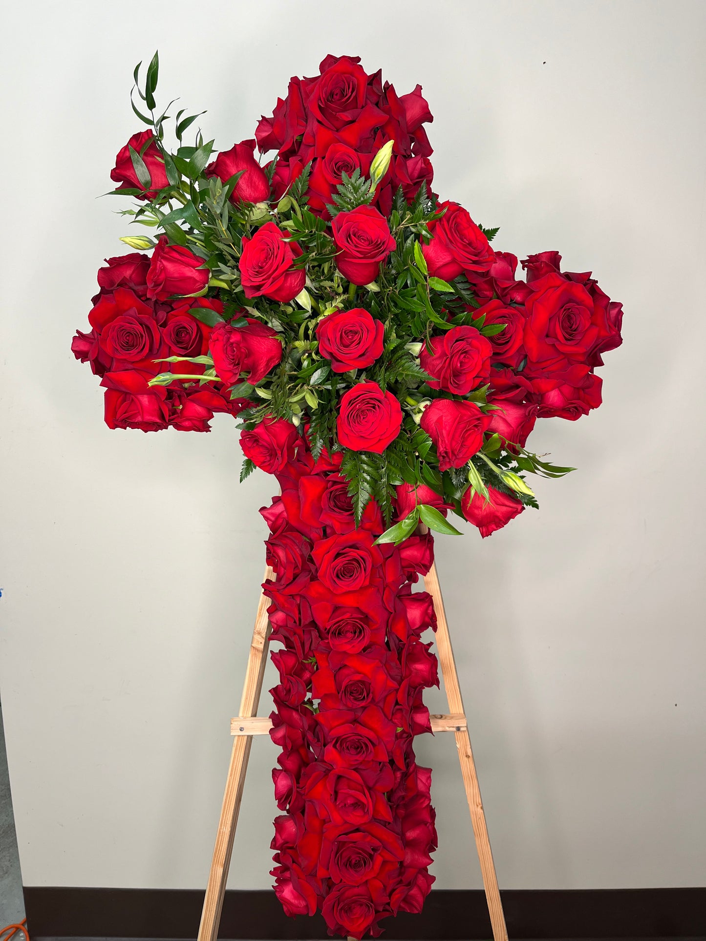 Cruz de rosas de corazón