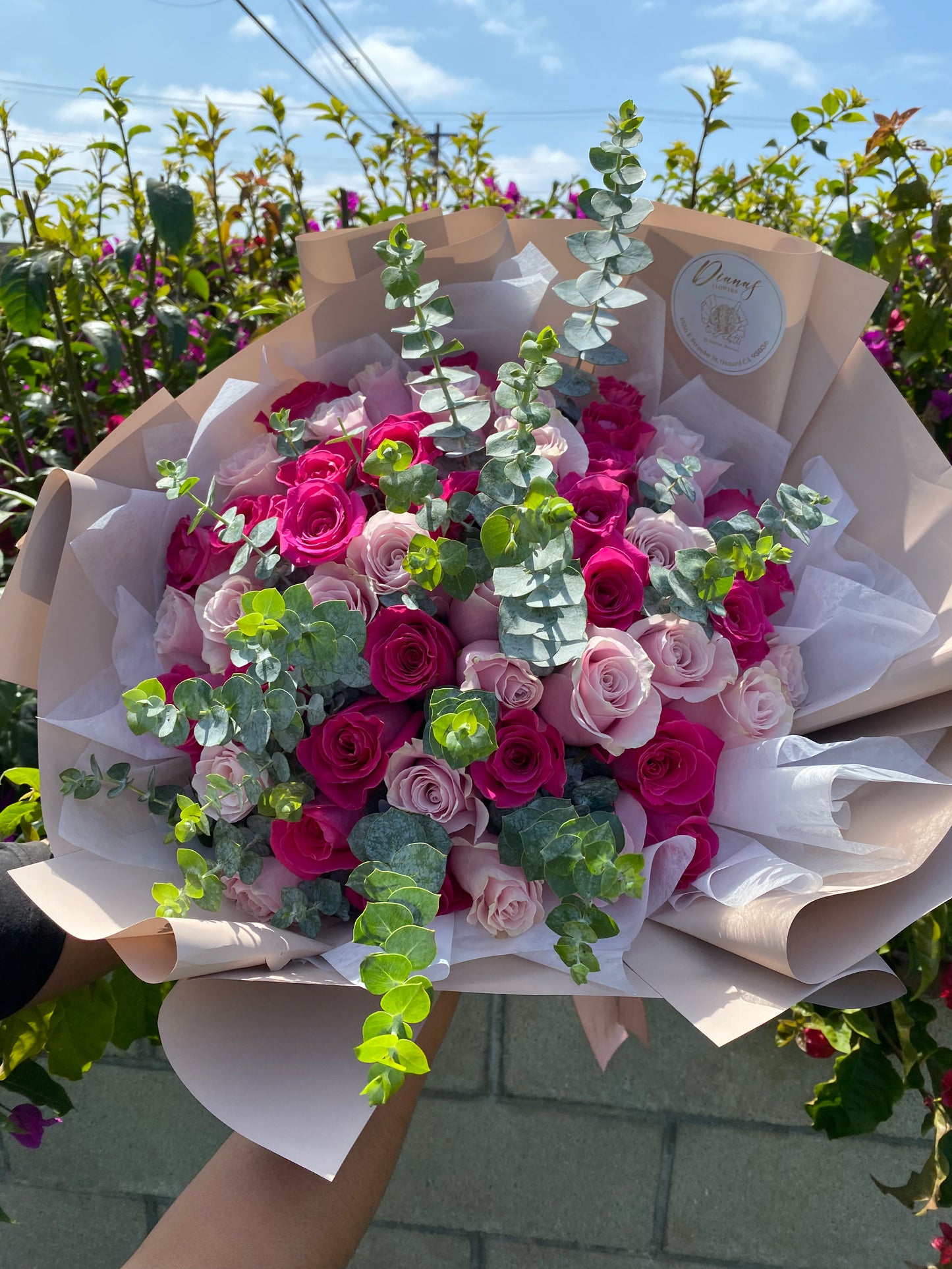 Mezcla de eucaliptos y rosas 